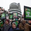 RTL-Beschäftigte protestieren gegen Zeitschriftenverkäufe. Sie fordern von RTL Deutschland und der Muttergesellschaft Bertelsmann eine Arbeitsplatz-Garantie bei möglichen Verkäufen.