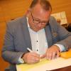 Demokratie bedeutet auch Bürokratie. Nach der Abstimmung bestätigt Timo Böllmann seine Kandidatur mit einer Unterschrift. 