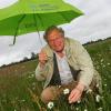 Hubert Weiger inmitten einer Blumenwiese in der Mertinger Höll südlich von Donauwörth. 130 Hektar hat der Bund Naturschutz
hier gekauft. Ein Teil davon waren Sperrgrundstücke gegen den Bau eines Atomkraftwerks.