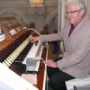 Kirchenpfleger Anton Hämmerle an der nun mit einer Organola-Bedienhilfe ausgestatteten Schwarzbauer-Orgel von Gennach.