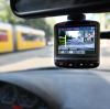 Von einer Dashcam erhoffen sich Autofahrer bei einem Unfall Belege für ihre Unschuld. Datenschützer sehen aber die Persönlichkeitsrechte der anderen Verkehrsteilnehmer verletzt.