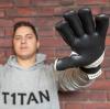 Matthias Leibitz, Geschäftsführer der T1TAN GmbH, mit den umstrittenen Handschuhen.