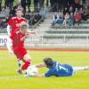 TSV-Torwart Benny Thum bewahrte in einigen Szenen sein Team vor einer höheren Heimniederlage. Links beobachtet Nico Hensolt, rechts Karl-Heinz Brückel, Johannes Geiß und Leonid Bagrov das beherzte Eingreifen seines Keepers.  