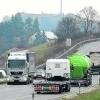 Der rege Verkehr auf der B 16 stört viele Anwohner. Auf den Bundesstraßen - wie hier auf der B 25 im Norden der Region bei Harburg - sind vor allem viele schwere Lastwagen unterwegs. Tapfheims Bürgermeister Karl Malz fordert mehr Unterstützung seitens des Bundes und des Freistaates für die Kommunen. Archivbild: privat