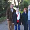 Als ein markantes ökologisches Denkmal bezeichnete Hubert Weiger die Birkenallee am Seeanger. Der Vorsitzende des Bund Naturschutz Bayern und des Bund in Deutschland (BUND) war vor Kurzem vor Ort: (von links) Hubert und Gerda Weiger, Judith und Janos Soos-Schupfner. 