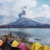 Ein Foto veröffentlicht am 04. November 2015 zeigt Vulkan Rinjani auf Lombok, der Asche in die Luft spuckt.