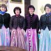 Bereits 2009 waren sie dabei beim Dreikönigssingen in Altomünster. Heuer treten sie in Maria Birnbaum auf: die Moosdorfegger Sängerinnen. Foto: Golling