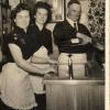 Johann Friedl eröffnete im Dezember 1951 die Gastwirtschaft "Zur Linde" in Adelzhausen. Ihm zur Seite als Bedienung standen seine hübschen Töchter Hedwig und Emma. Repro: Karl Stöckner