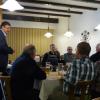 35 Zuhörer kamen zur ersten Bürgerversammlung von Petersdorfs Bürgermeister Dietrich Binder in den Gasthof Kügle. Souverän präsentierte der Rathauschef seinen Rückblick und stand danach Rede und Antwort. 	