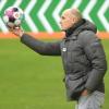 Augsburgs Trainer Heiko Herrlich erwartet sich von seiner Mannschaft eine Steigerung, um gegen Mönchengladbach zu punkten.