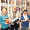 Josef Wecker sen. übergab seine selbst hergestellten DVDs an die Damen der Gemeindebücherei, Monika Schaller (links) und Afra Keil, die stolz den neusten „Zuwachs“ zeigen.  
