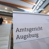 Ein Schild mit der Aufschrift "Amtsgericht Augsburg" steht im Strafjustizzentrum.