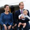 Prinz William und seine Frau Kate sind am Mittwoch mit ihrem acht Monate alten Baby George in Australien gelandet. 