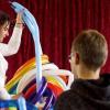 Michaela Kast zeigte im Happerger in Ludenhausen, in Workshops Kindern und Erwachsenen, was man alles aus Luftballons zaubern kann.