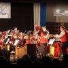 Beim Frühjahrskonzert der Musikvereinigung Dinkelscherben sang Franziska Höfele „You Raise Me Up“ in Begleitung der Musiker der Jugendkapelle. 
