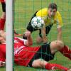 Riesenglück in dieser Szene für den SV Thierhaupten beim Stande von 1:1, als das Leder vom Pfosten zurückspringt und vom früheren Rehlinger Daniel Huber (am Boden) und dem SVT-Keeper Markus Schulze noch geklärt werden konnte.