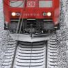 Ein Zug der Mittelschwabenbahn rammte am Bahnübergang Breitenbrunn einen Lieferwagen. (Symbolbild)