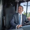 Volker Wissing (FDP), Bundesminister für Verkehr und Digitales, bei der Präsentation des neuen E-Bus-Typs "Ebusco 2.2".