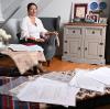 Die Iranerin Azin Sadati-Schmutzer, aufgenommen in ihrer Wohnung in Stuttgart mit zahlreichen Formularen, die sie für ihre Hochzeit benötigte. 