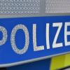 Jugendliche haben nach Angaben der Polizei in Gremheim ein Verkehrszeichen beschädigt und zwei Verkehrsleitpfosten herausgerissen. 