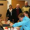 Freuten sich in Gundelsdorf bei der Typisierungsaktion über die vielen Spenden: (hinten von links) Roswitha Bernet, Bürgermeister Franz Schindele, Hubert Hell und Paul Grießer. 	