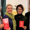 Der Günzburger Freie-Wähler-Vorsitzende Anton Gollmitzer, Kreis- und Stadträtin Ruth Abmayr sowie die FW-Europaabgeordnete Ulrike Müller und FW-Landesvorsitzender Hubert Aiwanger (von links) zeigen der Staatsregierung die Rote Karte. 	