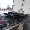 Bei dem Unfall auf der A96 bei Buchloe im Landkreis Ostallgäu geriet der Wagen eines 53-Jährigen aus dem Landkreis Günzburg unter den Anhänger eines Lastwagens. Der Mann starb noch an der Unfallstelle. 