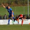 Lukas Wiedholz und der TSV Aindling taten sich bei der SSV Glött (links Peter Matkey) lange Zeit schwer, konnten am Ende aber dennoch die drei Punkte mitnehmen. Dennoch sehnt man am Schüsselhauser Kreuz die Winterpause herbei. 