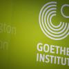 Das Logo des Goethe-Institut steht bei einer Pressekonferenz zu Entwicklungen und Projekten an einer Wand.