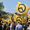 Versammlung mit gelben Bannern: Die sogenannte „Identitäre Bewegung“ versucht, rechtsextreme Gedanken deutschlandweit zu verbreiten.  	