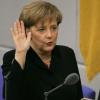 Als erste Frau überhaupt legt Angela Merkel im November 2005 den Amtseid vor dem damaligen Bundestagspräsidenten Norbert Lammert ab.