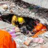Suche nach Opfern nach dem verheerenden Erdbeben in Nepal: Noch immer werden Menschen lebendig geborgen.