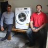 Marc Hermann vom Ordnungsamt (links) und Armin Schröter, Vorsitzender der Arbeiterwohlfahrt Babenhausen, bei der Übergabe einer Waschmaschine für Menschen in der örtlichen Obdachlosenunterkunft. 	
