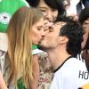 Mats Hummels küsst seine Cathy nach dem Schlusspfiff des Spiels gegen Nordirland in der Fankurve.