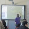 Eine Schülerin der Klasse 10 M präsentiert ein Whiteboard der Mittelschule Zusmarshausen (Archivfoto)