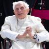 2020: Der emeritierte Papst Benedikt XVI. wird am Flughafen München zu seinem Flugzeug gebracht. Der 93-Jährige besuchte in Regensburg seinen schwer kranken Bruder.