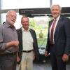 Im Foyer des Landratsamtes ist eine Ausstellung über Glas eröffnet worden. Das Bild zeigt Landrat Hans-Joachim Weirather (rechts) im Gespräch mit (von links) Dieter Schaich von der Glastechnischen Gesellschaft und Kreisheimatpfleger Peter Hartmann. In der Vitrine im Hintergrund: Eine bayerische Schlegelflasche. 	