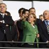 Die damalige Kanzlerin Angela Merkel (M) und Franz Beckenbauer (r) bei einem Spiel der WM 2006 in Deutschland.