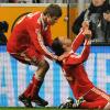 FC Bayern Münchens Martin Demichelis jubelt nach seinem Treffer zum 1:0 und Thomas Müller gratuliert.