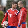 Besitzt er noch das nötige Tempo in der Rückwärtsbewegung? Bayern Münchens Mittelfeldspieler Xabi Alonso (li.) im Gespräch mit Trainer Pep Guardiola.  