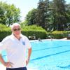 Im Freibad Dasing beobachtet Bademeister Alfred Ruissing, dass viele Eltern mit ihren Kindern Schwimmen üben.