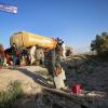 Bewohner holen nahe des ausgetrockneten Hamun-Sees in der iranischen Provinz Sistan und Belutschistan Wasser von einem Tankwagen.