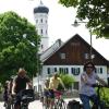 Heiß war´s bei der Auftaktveranstaltung zum Stadtradeln in Raisting. Bürgermeister Martin Höck (vorne) hatte zu der Radtour eingeladen. 	