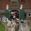 In der Oettinger Stadtpfarrkirche wird derzeit eine besondere Krippe ausgestellt. Die Geburt Jesu findet in einer Rieser Bauernhoflandschaft statt, Josef trägt sogar einen Rieser Kittel – allerdings mit weißer Stickerei.  	