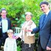 Meitingens Bürgermeister Dr. Michael Higl (rechts) gratulierte Bruno und Elsa Kratzer zur goldenen Hochzeit. Enkel Johannes freute sich darüber. Foto: Peter Heider