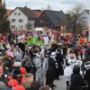 Buntes Treiben herrscht am Faschingssonntag auf Wehringens Straßen.