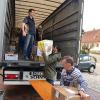 Helfer beladen den Sattel-Auflieger in Aindling. Vorne schiebt Xaver Heichele aus Osterzhausen gerade ein Paket.