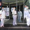 Das Unklinikum Augsburg ist aufgrund der Corona-Pandemie für Besucher gesperrt. Alle, die ins Klinikum wollen, werden am Eingang kontroliert.
