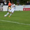 Perfekte Schusshaltung. Stefan Simonovic hat für den SV Cosmos Aystetten in zehn Spielen schon zwölfmal getroffen. Beim 3:1 gegen Thalhofen erzielte er seinen dritten Dreierpack. Foto: Oliver Reiser 