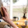 Eine Seniorin telefoniert mit ihrem Smartphone.